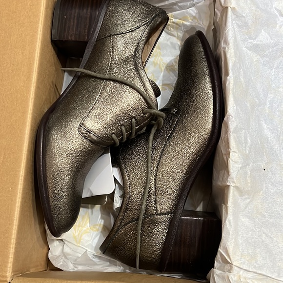 Sofft Shoes - Metallic lace heels 👠